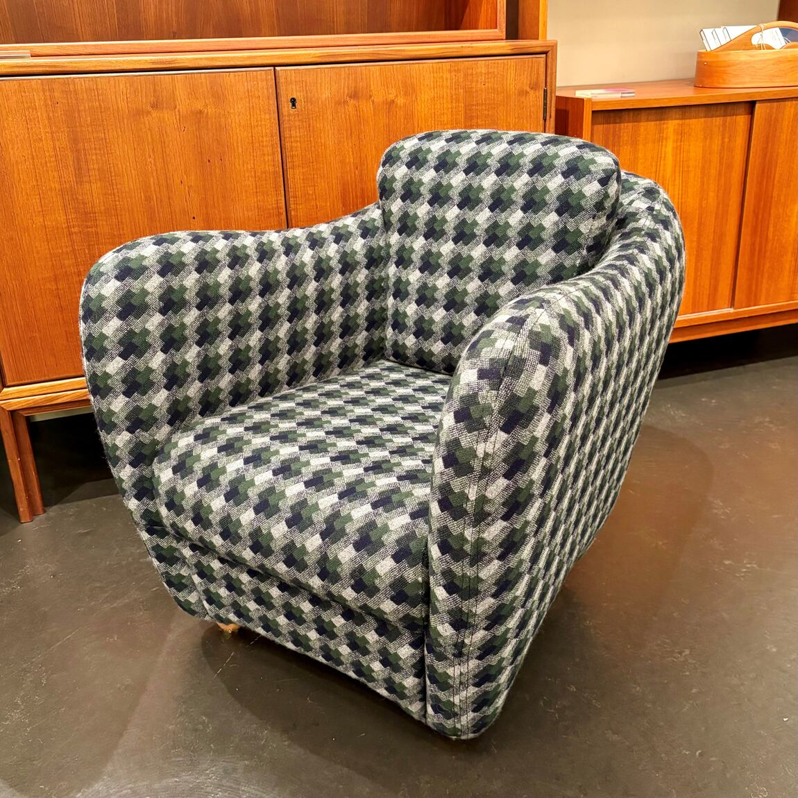 デリエ・イデー丸の内】限定MINI MILLER ARM CHAIRのご紹介 デリエ・イデー丸の内】限定MINI MILLER ARM CHAIRのご紹介